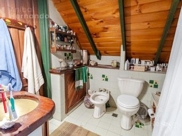 VENTA CASA EN SAN ISIDRO CON JARDÍN Y PISCINA