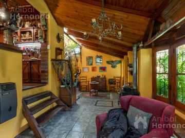 VENTA CASA EN SAN ISIDRO CON JARDÍN Y PISCINA