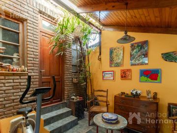 VENTA CASA EN SAN ISIDRO CON JARDÍN Y PISCINA