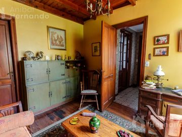 VENTA CASA EN SAN ISIDRO CON JARDÍN Y PISCINA