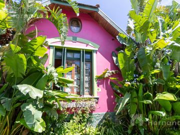 VENTA CASA EN SAN ISIDRO CON JARDÍN Y PISCINA