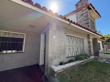 Casa cinco ambientes a la venta en Wilde Apto credito