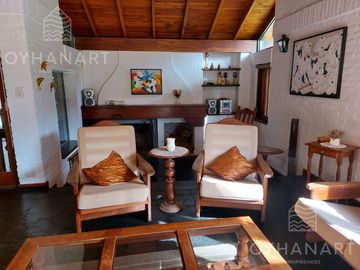 Casa Estilo Campo con Piscina y Amplio Parque Arbolado