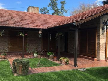 Casa Estilo Campo con Piscina y Amplio Parque Arbolado