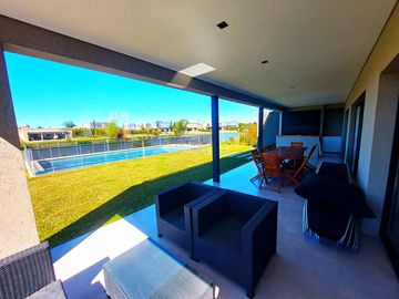 Venta casa El Cantón Norte - lote al lago - Pileta y Muelle