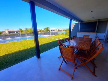 Venta casa El Cantón Norte - lote al lago - Pileta y Muelle