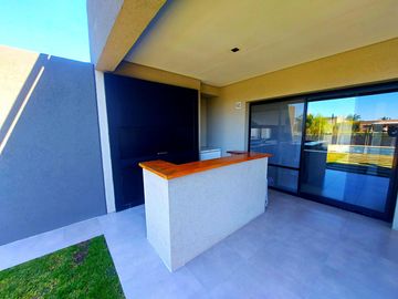 Venta casa El Cantón Norte - lote al lago - Pileta y Muelle