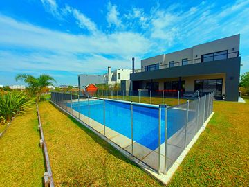 Venta casa El Cantón Norte - lote al lago - Pileta y Muelle