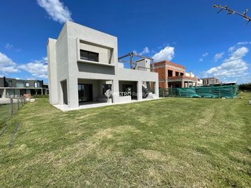Casa en venta en puertos del lago de escobar