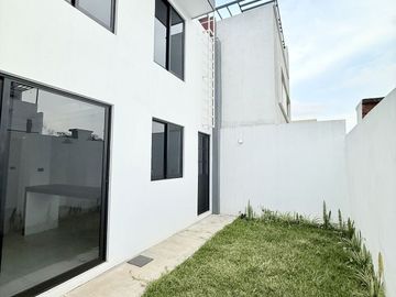 Casa en venta con diseño minimalista en fracc. privado en Coatepec