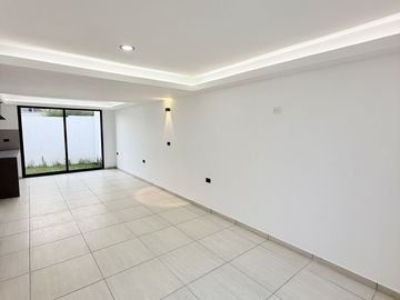 Casa en venta con diseño minimalista en fracc. privado en Coatepec