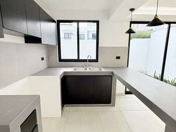 Casa en venta con diseño minimalista en fracc. privado en Coatepec