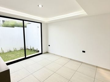 Casa en venta con diseño minimalista en fracc. privado en Coatepec