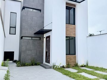 Casa en venta con diseño minimalista en fracc. privado en Coatepec
