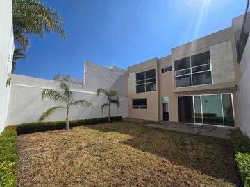 Venta de casa en Cumbres del Lago de 4 rec y Roof Garden