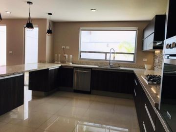 Venta de casa en Cumbres del Lago de 4 rec y Roof Garden