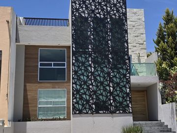 Venta de casa en Cumbres del Lago de 4 rec y Roof Garden