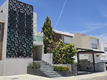 Venta de casa en Cumbres del Lago de 4 rec y Roof Garden