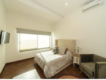 Residencia en Loma Dorada con HERMOSA VISTA Panorámica a los Arcos de Qro..