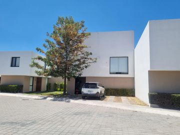 Casa en  VENTA en exclusiva privada en Cumbres del Lago