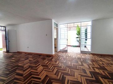 Bonita Casa de 1 piso en Alquiler