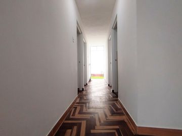 Bonita Casa de 1 piso en Alquiler
