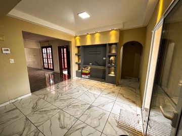 VENTA CASA 5 DORM. 4 BAÑOS - SEMICENTRICA - TANDIL