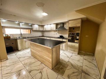 VENTA CASA 5 DORM. 4 BAÑOS - SEMICENTRICA - TANDIL