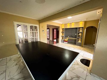 VENTA CASA 5 DORM. 4 BAÑOS - SEMICENTRICA - TANDIL