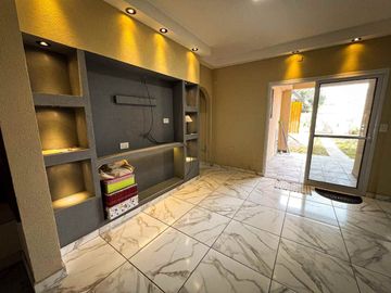 VENTA CASA 5 DORM. 4 BAÑOS - SEMICENTRICA - TANDIL