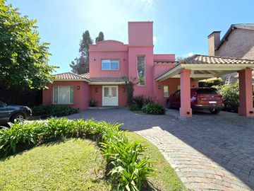 VENTA IMPONENTE CASA 6 AMB C/ JARDIN PILETA COCH.