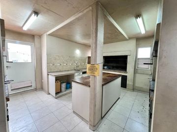 VENTA DEPTO. 2 AMB. BALCON ,TERRAZA CON 5 PARRILAS