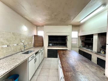 VENTA DEPTO. 2 AMB. BALCON ,TERRAZA CON 5 PARRILAS