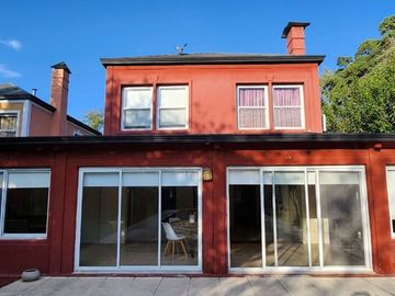 VENTA CASA DE 5 AMBIENTES JARDIN/PISCINA ESCOBAR