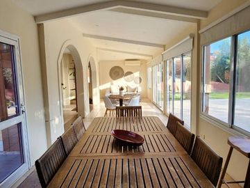 VENTA CASA DE 5 AMBIENTES JARDIN/PISCINA ESCOBAR