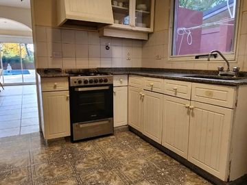 VENTA CASA DE 5 AMBIENTES JARDIN/PISCINA ESCOBAR