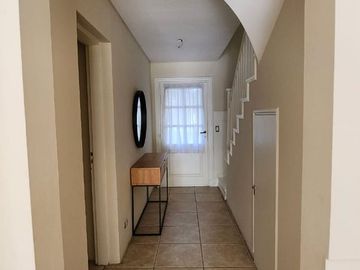 VENTA CASA DE 5 AMBIENTES JARDIN/PISCINA ESCOBAR