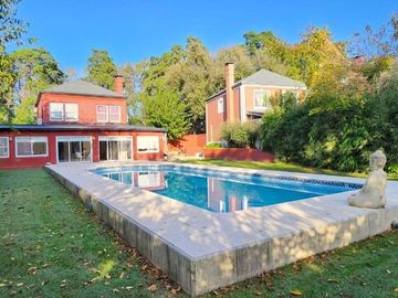 VENTA CASA DE 5 AMBIENTES JARDIN/PISCINA ESCOBAR