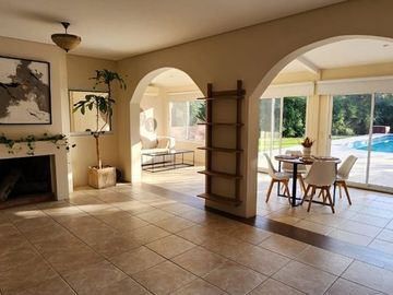 VENTA CASA DE 5 AMBIENTES JARDIN/PISCINA ESCOBAR