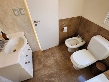 VENTA CASA DE 5 AMBIENTES JARDIN/PISCINA ESCOBAR