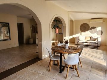 VENTA CASA DE 5 AMBIENTES JARDIN/PISCINA ESCOBAR