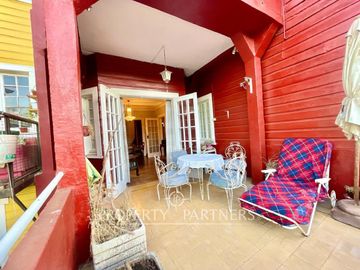 Se vende bellísima y tradicional casa porteña