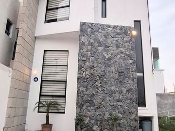 CASA SEMINUEVA EN PRIVADA EXCLUSIVA EN ALVENTO HABITAT