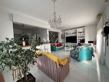 Venta casa 5 dorm Santa Genoveva c/ quincho y pileta