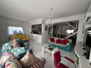 Venta casa 5 dorm Santa Genoveva c/ quincho y pileta