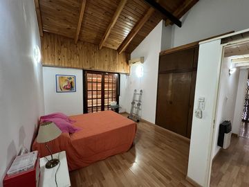 Venta casa 5 dorm Santa Genoveva c/ quincho y pileta