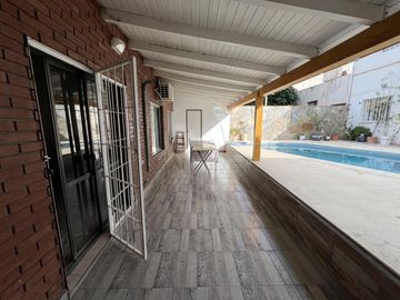 Venta casa 5 dorm Santa Genoveva c/ quincho y pileta