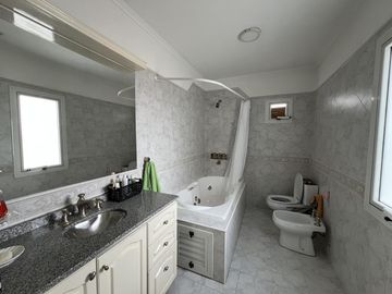 Venta casa 5 dorm Santa Genoveva c/ quincho y pileta