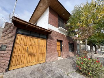 Venta casa 5 dorm Santa Genoveva c/ quincho y pileta