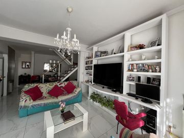 Venta casa 5 dorm Santa Genoveva c/ quincho y pileta